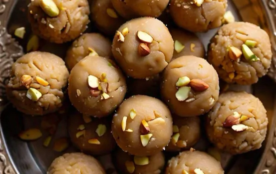Gur Choorma Laddoo Recipe: व्रत-त्यौहार में भोग के लिए तैयार करें स्वादिष्ट लड्डू, भगवान होंगे प्रसन्न, देखें रेसिपी