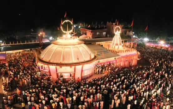 गुरु जीवन में करते हैं उजाला: CM मोहन ने इंदौर में मनाई गुरु पूर्णिमा; खंडवा में दादा के दरबार में पहुंचे 4 लाख भक्त