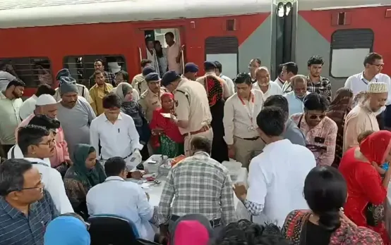 ट्रेन में बिगड़ी यात्रियों की तबीयत: एक ही परिवार के 15 से ज्यादा लोगों को हुई उल्टी-दस्त की शिकायत; इलाज के बाद रवाना