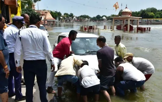 उज्जैन में शिप्रा नदी उफान पर: कई मंदिर डूबे-बहने लगी कारें, जानें बिना बारिश के कैसे आई बाढ़