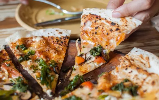 Papad Pizza Recipe: बच्चे करते हैं पिज्जा खाने की जिद, तो उन्हें खिलाएं स्वादिष्ट और सेहत के लिए फायदेमंद पापड़ पिज्जा