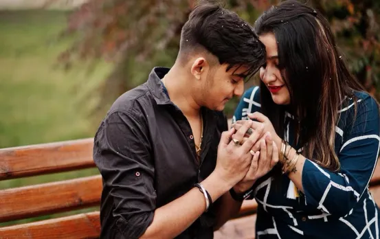 Relationship Tips: जॉब की वजह से नहीं दे पा रहें पार्टनर को टाइम, तो इन टिप्स को अपनाएं, बच जाएगा आपका रिश्ता