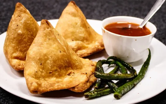 Samosa Recipe: आलू के समोसे खाकर हो गए हैं बोर, तो मानसून में 5 तरह की समोसों रेसिपी को करें ट्राय, झटपट होंगी तैयार