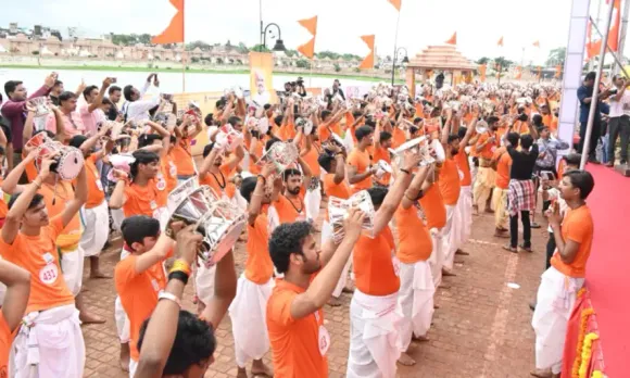 महाकाल की नगरी में बना डमरू का वर्ल्ड रिकॉर्ड: एक साथ 1500 लोगों ने 10 मिनट तक बजाए डमरू; यहां देखें वीडियो