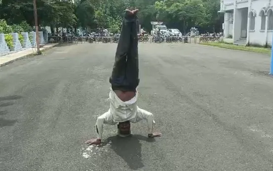 नीमच में 14 साल से न्याय के लिए तरस रहा किसान: कलेक्टर ऑफिस के सामने सिर के बल खड़ा हुआ किसान