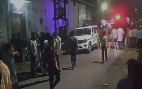 रतलाम में सड़क के गड्ढों ने ली सीवर मजदूर की जान: सीवर में उतरे मजदूरों पर घंसी मिट्टी, नहीं पहुंची एम्बुलेंस