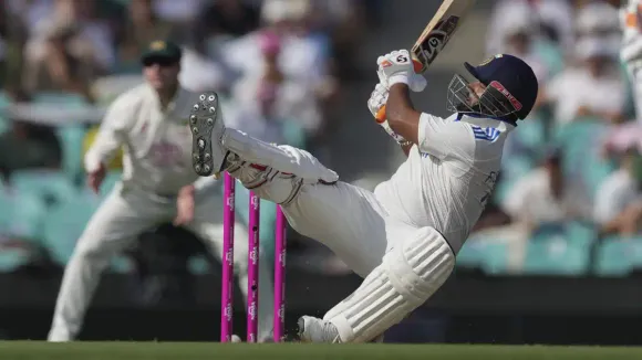 Rishabh Pant slams Mitchell Starc