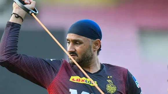 “One who wakes up at 5 AM, the other who goes to sleep at 6 AM” - Harbhajan Singh's hilarious take on KKR coaching staff 