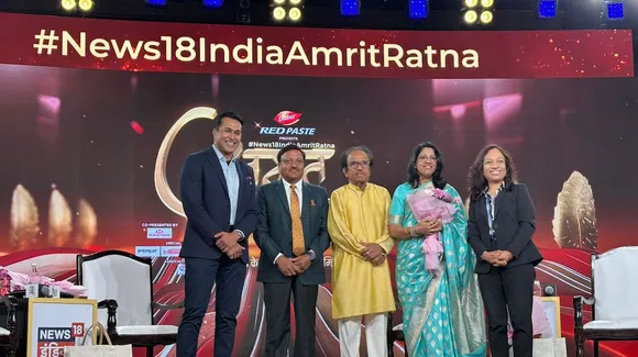 L Subramaniam(Grammy Award-winning violinist) and  Kavita Krishnamurthy(Singer) felicitated by Team New18 at Amrit Ratna Awards