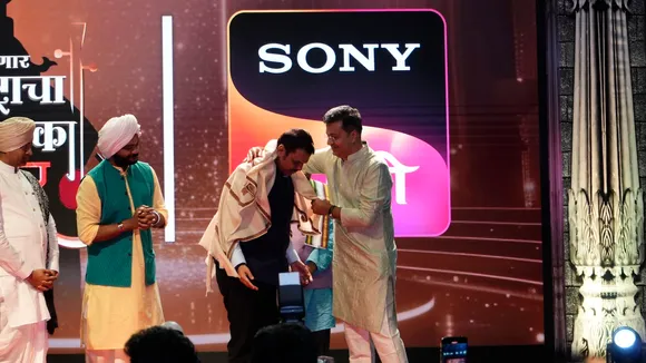 Gaurav Banerjee, MD & CEO, SPNI felicitating Maharashtra CM Devendra Fadnavis