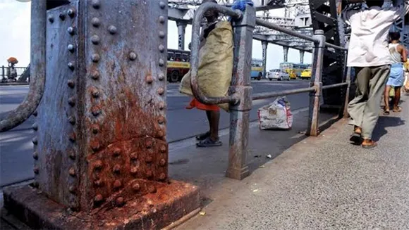 IAS officer shares tobacco-stained Howrah bridge photos; seeks explanation from celebrities endorsing such brands