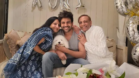 Kartik Aaryan's parents give him special b'day surprise. Kriti Sanon,  Ayushmann Khurrana and others wish him - India Today