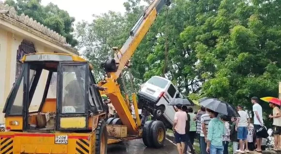Car Faal Into River