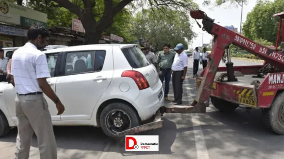 नो पार्किंग जोन में दिखी गाड़ी