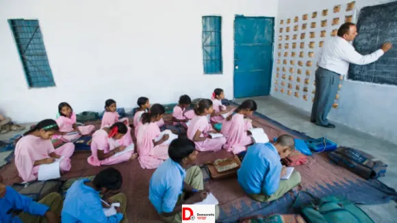 “हमारी भाषा में स्कूल नहीं” — आदिवासी बच्चों की पढ़ाई पर हिंदी की दीवार