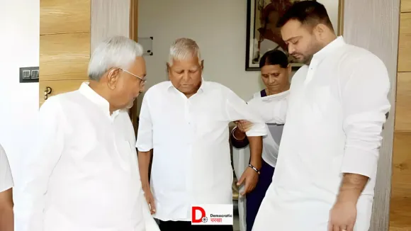 लालू यादव, तेजस्वी पहुंचे नीतीश आवास