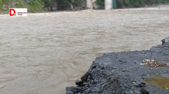 तिरहुत नदी का तटबंध टूटा