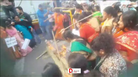 मुख्यमंत्री का पुतला जलाती भाजपा