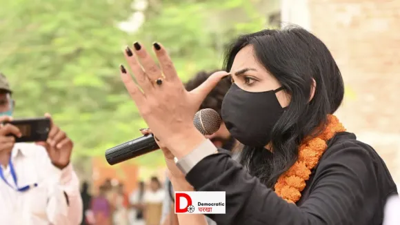 पुष्पम प्रिय की गाड़ी के शीशे तोड़े