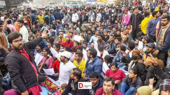 सरकारी नौकरी की सीट बढ़ाने के लिए छात्र उतरे सड़क पर, पुलिस का लाठीचार्ज