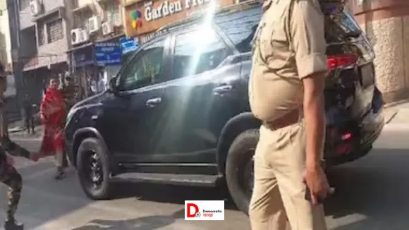 पीएम काफिले के सामने आई महिला