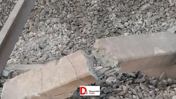 रेलवे ट्रैक उड़ाया