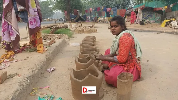 पटना में मुस्लिम महिलायें चूल्हा बनती हुई
