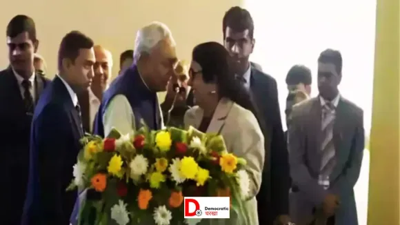 महिला एंकर के साथ सीएम