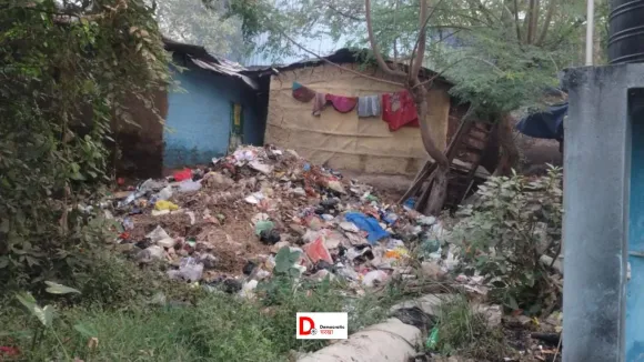 स्लम बस्ती के गलियों में नहीं पहुंच रहीं पटना नगर निगम की गाड़ियां