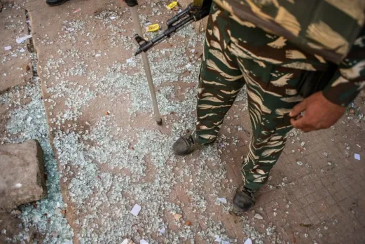 हिंसक झड़प में टूटे घर के शीशे