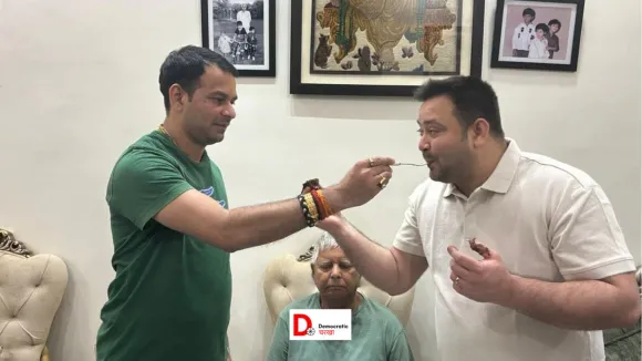 तेज प्रताप तेजस्वी को केक खिलाते हुए