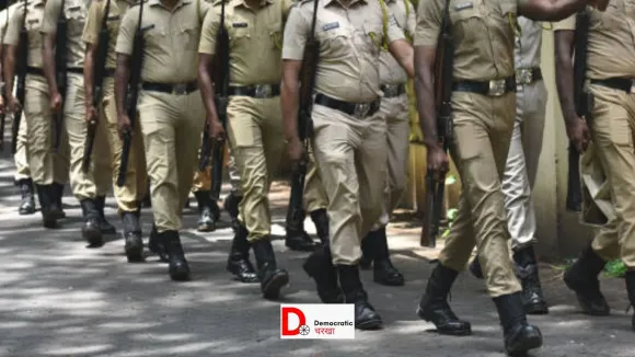 दुर्गा पंडालों में पुलिस