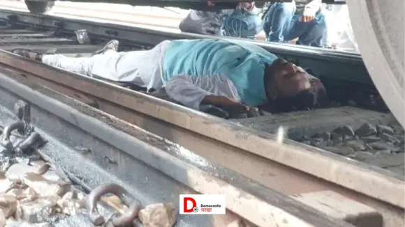 प्रदर्शनकारी के ऊपर से गुजरी गाड़ी