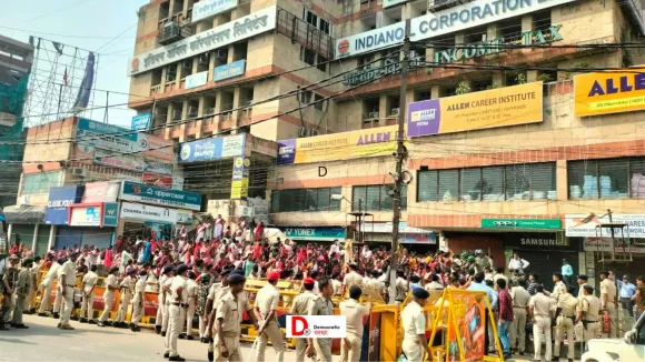 डांकबंगला पर जुटी आंगनबाड़ी कार्यकर्ता