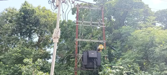 लोगों के घर से गुज़रता 33 हज़ार वोल्ट का तार, कई बार लग चुकी है आग
