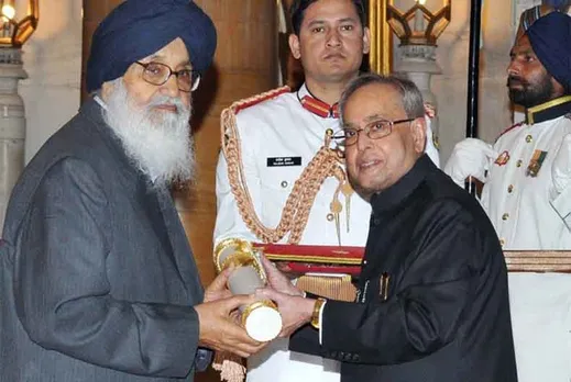 Badal, Dhindsa return their Padma Awards in support of farmers
