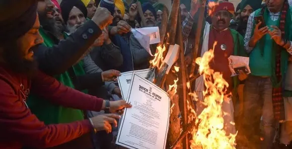 Farmers burn copy of three farm law and celebrated Lohri