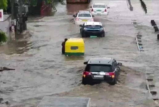 Heavy rains lashed Delhi, breaks record of 12 years