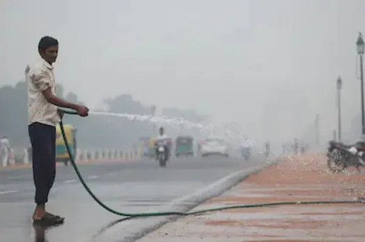 Ahead of Diwali celebrations, Delhi witnesses season's first fog