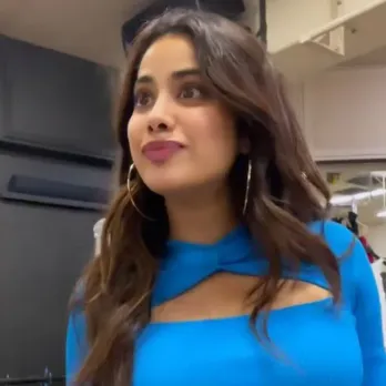 Janhvi Kapoor's latest funny video makes Arjun think she needs help