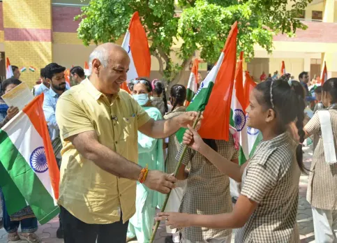75 years of Independence: Delhi Government installs 500 national flags of 115 ft and 165ft
