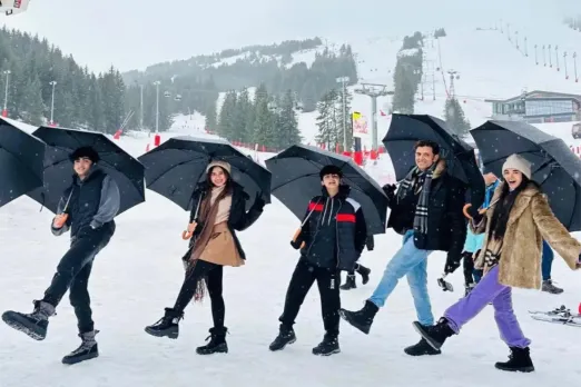 Hrithik Roshan has a snow vacay with Saba Azad, kids, strikes ‘hum saath saath hai’ pose