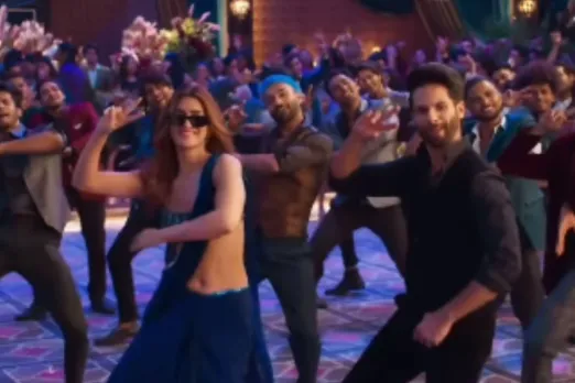 Laal Peeli Akhiyaan Song