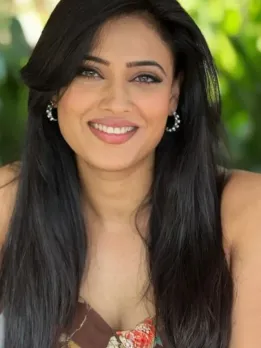 Shweta Tiwari Flaunts Charming Smile in Adorable Pics from Goa Vacay