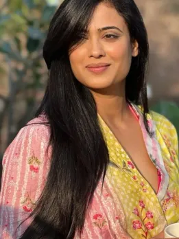 Shweta Tiwari Flaunts Charming Smile in Adorable Pics from Goa Vacay