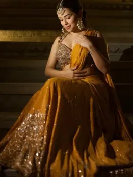 Avneet Kaur Looks Breathtaking in Yellow Saree