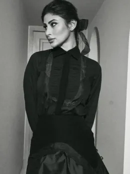 Mouni Roy Oozes OOMPH in Gorgeous Saree Look