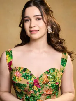 Sara Tendulkar Exudes Elegance in Green Gown