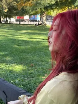 ITZY Yuna's Gorgeous Red Hair Look Creates Waves