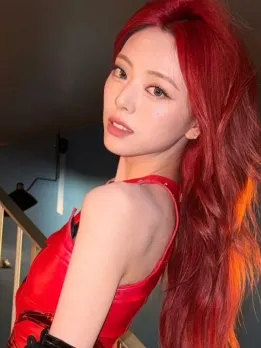 ITZY's Yuna looks Hot in Red Outfit